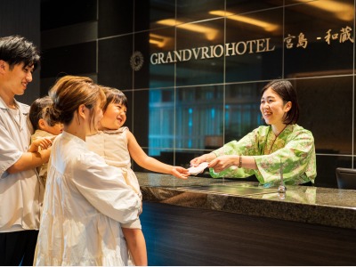 ロビー　チェックイン風景