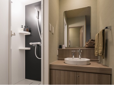 客室　シャワーブースと手洗い（ダブル　シャワーブース）