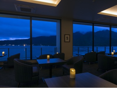 バーラウンジ瀬戸　客席と夜景