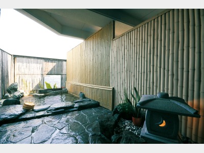 岩造りのこじんまりとした露天風呂