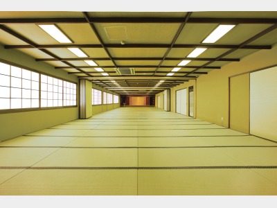 １１２畳の大広間　４分割できます　イステーブルも１００名様まで可