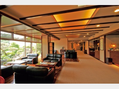 気をふんだんに使った、暖かな雰囲気のロビー