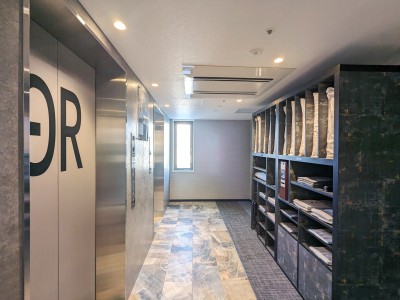 各階エレベータホール前に貸出棚がございます