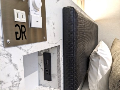 朝食ベッドサイドコンセント