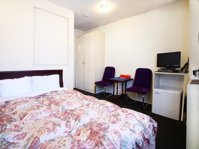 ダブルルーム（140cmベッド1台）
