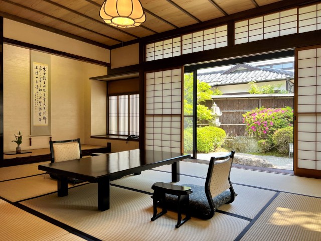 日本庭園を望む二間続きの和室
