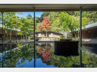 内湯から土堀露天風呂を望む　昼