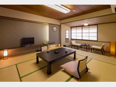 本丸和室10畳 5～6階 眺望指定　萩市街の街並みが一望できます（バス・洗浄トイレ付）Wi-Fi利用可能