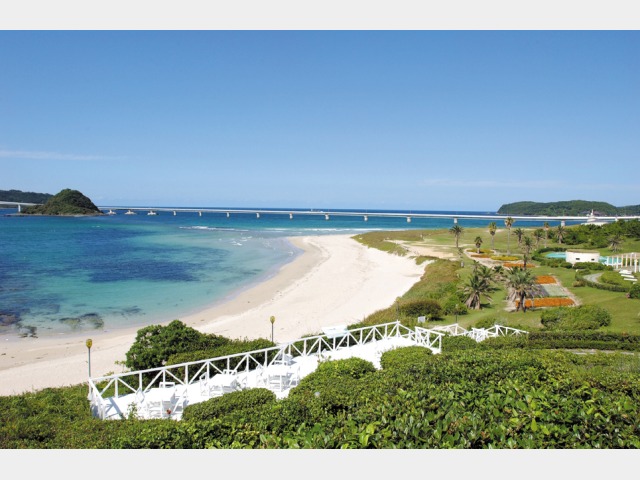 ホテル西長門リゾート 庭園とビーチ