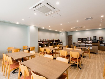 【レストラン】朝日の差し込む明るい店内