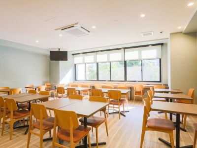 【レストラン】朝日の差し込む明るい店内