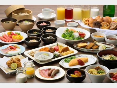 ＜朝食バイキング盛付一例＞徳島ならではの料理を含め、ボリューム満点メニューでお迎え致します。