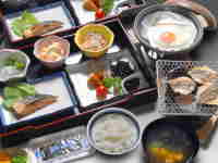 �n���̐H�ނɂ���������A�a��H�ƂȂ��Ă���܂��B���͂�͓y���̍���Ă��g���Ă���܂��B