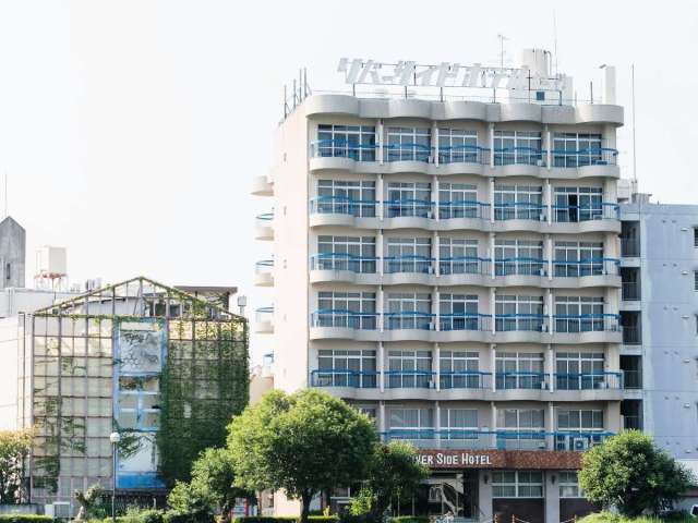 リバーサイドホテル松栄 【外観】龍馬の泳いだ鏡川、ホテル対岸からの全景