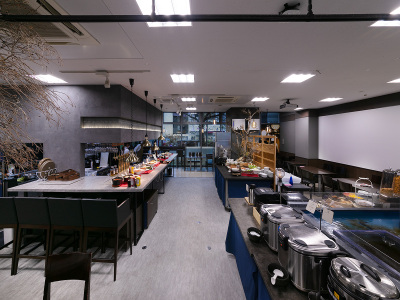 【朝食会場】ホテル1階「Beer&Niku Harimaya Labo」（ビールと肉　はりまやラボ）