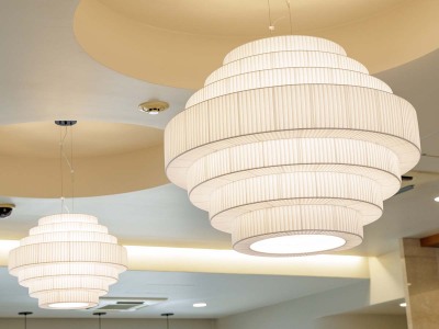 【フロント・ロビー】土佐木をふんだんに取り入れた、清潔感溢れる広々とした１階ロビー