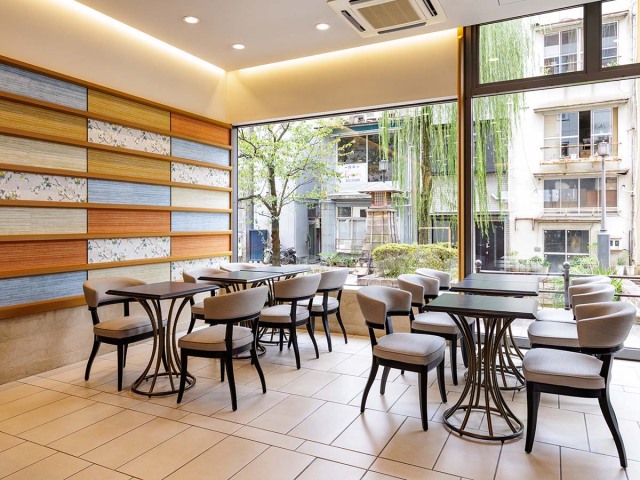 西鉄イン高知はりまや橋 【フロント・ロビー】土佐木をふんだんに取り入れた、清潔感溢れる広々とした１階ロビー