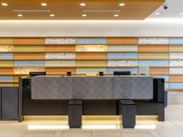 西鉄イン高知はりまや橋 【フロント・ロビー】土佐木をふんだんに取り入れた、清潔感溢れる広々とした１階ロビー