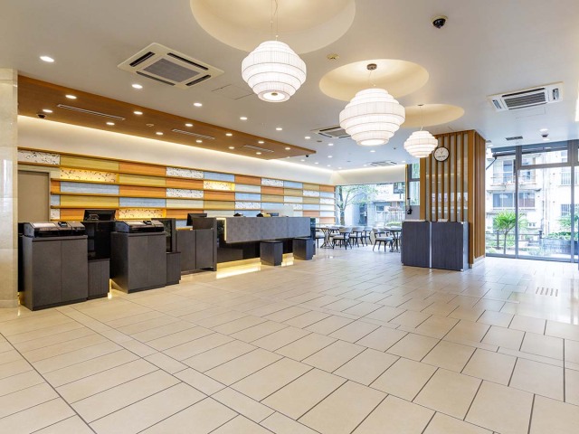 西鉄イン高知はりまや橋 【フロント・ロビー】土佐木をふんだんに取り入れた、清潔感溢れる広々とした１階ロビー