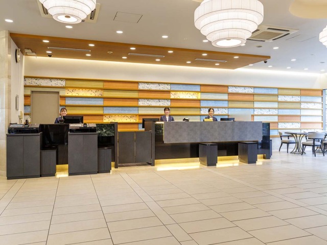 西鉄イン高知はりまや橋 【フロント・ロビー】土佐木をふんだんに取り入れた、清潔感溢れる広々とした１階ロビー