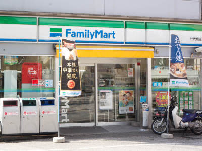 コンビニが隣り、飲食店も多く好立地