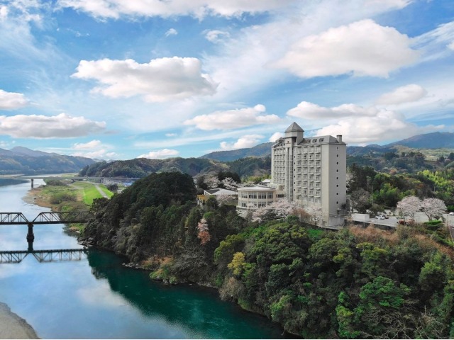 亀の井ホテル　高知 ホテル外観（春）