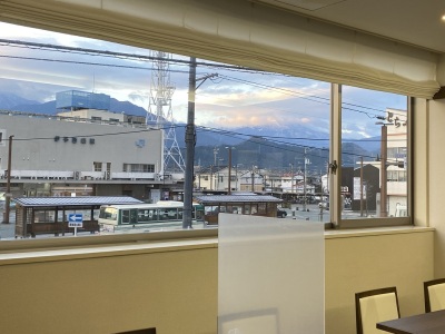 朝食会場から見た石鎚山系