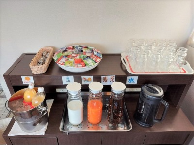 朝食会場のドリンク　※オレンジジュース100％、キャットジュース　牛乳　麦茶　水