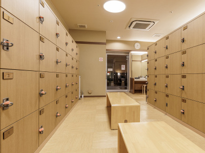 大浴場更衣室には鍵付のロッカー完備。
