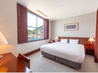 �W���j�A�X�C�[�g���[���i���g���X���j