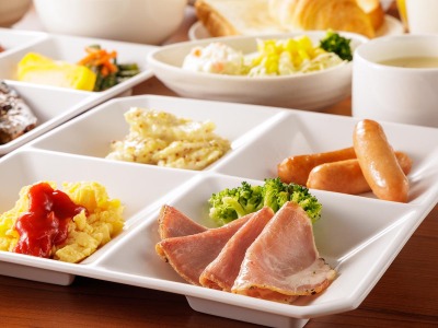 朝食盛り付け集合ヨリ