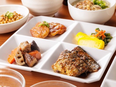 朝食盛り付け集合ヨリ
