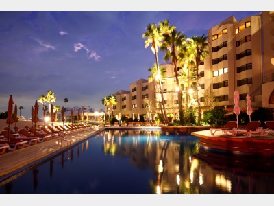 ライトアップされたプール