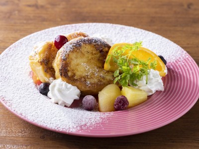 【朝食】4種類から選べるメイン料理：フレンチトースト糸島卵使用フルーツマリネ添え