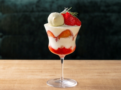 【バー】メニュー一例： 甘酸っぱい苺の層が広がる、上質で軽やかな味わいのパフェ