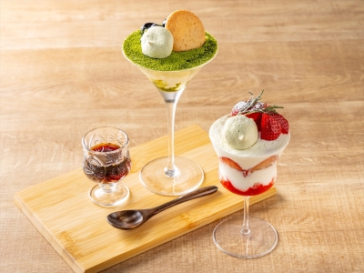 【バー】メニュー一例：濃厚抹茶と鮮やかな苺のハーモニー、気分で選べるときめくバータイムスイーツ