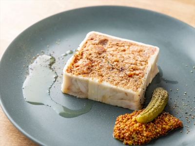 【ディナー】メニュー一例：肉の旨みをぎゅっと閉じ込めた、クラシックなフランス惣菜