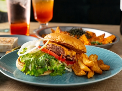 【ディナー】メニュー一例： 九州産牛プレミアムバーガー