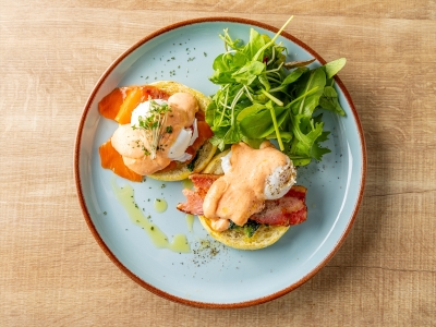 【ランチ】メニュー一例：プレミアムエッグベネディクト　博多明太ソース