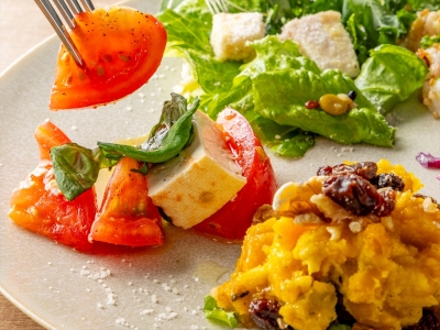 【ブレックファースト】メニュー一例：新鮮な野菜とスーパーフードを合わせた、身体が喜ぶウェルネスプレート