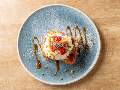 【ブレックファースト】メニュー一例：ふわとろ食感のフレンチトーストに、いちごの贅沢スイーツ