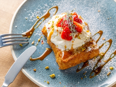 【ブレックファースト】メニュー一例：甘酸っぱい苺とキャラメルのとろける余韻のフレンチトースト