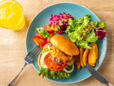 【ブレックファースト】メニュー一例：九州産牛プレミアムバーガーはジューシーな一口で満たされる贅沢時間