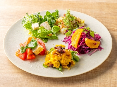 【ブレックファースト】メニュー一例：ナッツや雑穀、ドレッシングで味の変化を楽しめる、ホテルサラダ