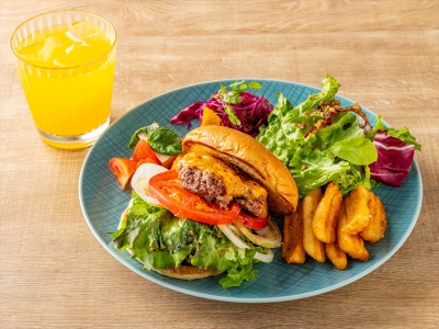 【ブレックファースト】メニュー一例：肉の旨みがあふれる、九州産牛のプレミアムバーガー