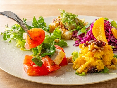 【ブレックファースト】メニュー一例：多彩な食感と風味を重ねた、ヘルシーで満足感のあるひと皿