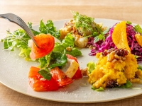 �y�u���b�N�t�@�[�X�g�z���j���[���F���ʂȐH���ƕ������d�˂��A�w���V�[�Ŗ������̂���ЂƎM