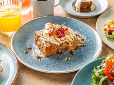 【ブレックファースト】メニュー一例：いちごが贅沢に香る、濃厚キャラメルのフレンチトースト