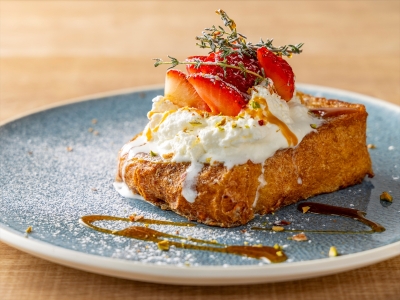 【ブレックファースト】選べる3種類のメインプレート：いちごとキャラメルのフレンチトースト
