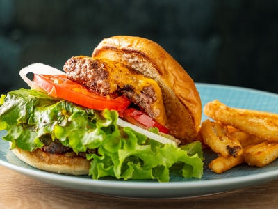 【ブレックファースト】ー選べる3種類のメインプレート：九州産牛プレミアムバーガー